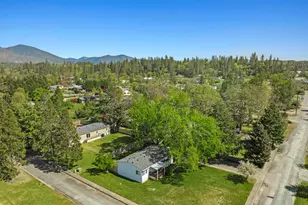 387 Tavis Dr, Merlin, OR 97532 - Photo 9