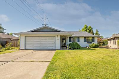 3046 Crystal Mountain Avenue, Medford, OR 97504 - Photo 1