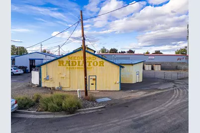 999 Crews Road, Medford, OR 97501 - Photo 3