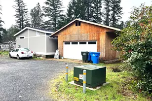 535 W River St, Cave Junction, OR 97523 - Photo 3