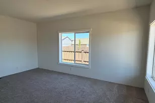 946 SE 10th St, Madras, OR 97741 - Photo 5