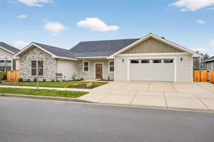 1317 River Run St, Central Point, OR 97502 - Photo 3