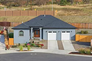 2802 High Cedars Ln, Medford, OR 97504 - Photo 3