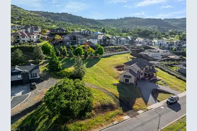 5626 Fallbrook Lane, Medford, OR 97504 - Photo 1