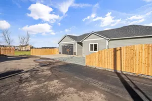 465 Arnos St, Talent, OR 97540 - Photo 1