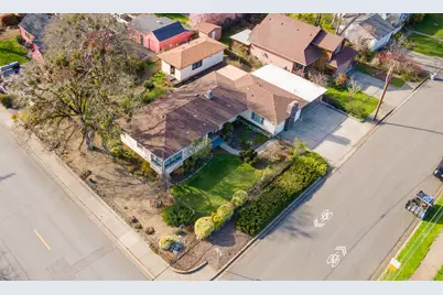 1502 NW Lawnridge Avenue, Grants Pass, OR 97526 - Photo 3