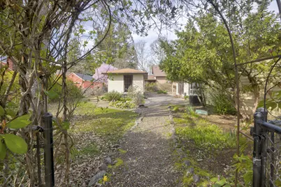 1502 NW Lawnridge Avenue, Grants Pass, OR 97526 - Photo 35