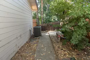 47 SW Eastern Ave, Grants Pass, OR 97526 - Photo 39