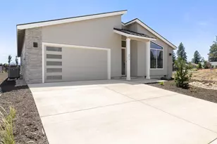 271 E Diamond Peak Ave, Sisters, OR 97759 - Photo 5