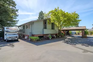 240 NE Scenic Dr, Grants Pass, OR 97526 - Photo 41