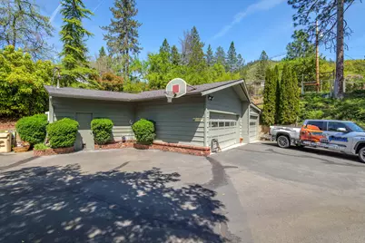 240 NE Scenic Drive, Grants Pass, OR 97526 - Photo 39