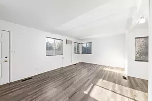 858 E 9th St, Medford, OR 97504 - Photo 5