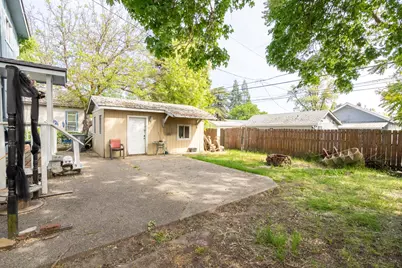 419 NW D Street, Grants Pass, OR 97526 - Photo 37