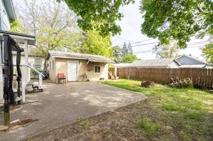 419 NW D St, Grants Pass, OR 97526 - Photo 37