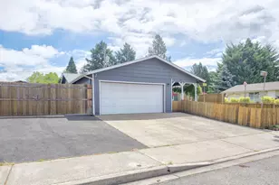 1129 SW Ballinger Dr, Grants Pass, OR 97526 - Photo 21