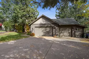 2932 NW Fairway Heights Dr, Bend, OR 97703 - Photo 3