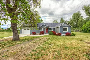 4626 N Pacific Hwy, Central Point, OR 97502 - Photo 1