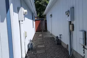 805 Bower Ln, Grants Pass, OR 97527 - Photo 3