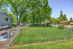 225 Wilson Rd, Central Point, OR 97502 - Photo 3