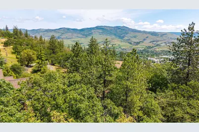 390 Strawberry Lane, Ashland, OR 97520 - Photo 13