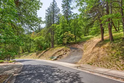 390 Strawberry Lane, Ashland, OR 97520 - Photo 9