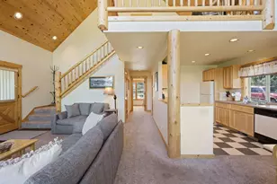 8825 Canyon Wren Ct, Redmond, OR 97756 - Photo 9