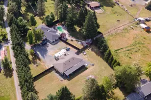 255 Queens Branch Rd, Rogue River, OR 97537 - Photo 3