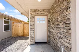 748 SW Madison St, Madras, OR 97741 - Photo 3