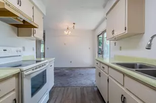 349 W Pine St, Central Point, OR 97502 - Photo 13