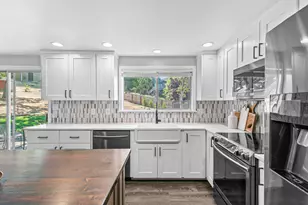 1560 Cambridge Cir, Medford, OR 97504 - Photo 13