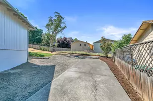 1560 Cambridge Cir, Medford, OR 97504 - Photo 3