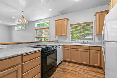 411 N Mountain Avenue, Ashland, OR 97520 - Photo 7