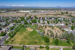 805 NE Redwood Ave, Redmond, OR 97756 - Photo 27