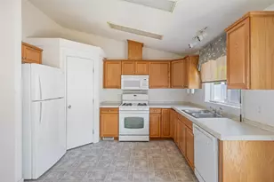 107 NW Wrightwood Cir, Grants Pass, OR 97526 - Photo 5