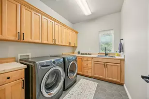 425 S 1st St, Jacksonville, OR 97530 - Photo 19