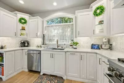 425 S 1st Street, Jacksonville, OR 97530 - Photo 9