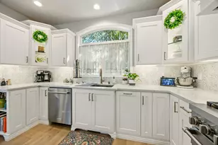 425 S 1st St, Jacksonville, OR 97530 - Photo 9