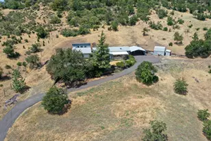 1374 W Linn Rd, Eagle Point, OR 97524 - Photo 1