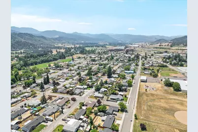 631 E 4th Avenue, Riddle, OR 97469 - Photo 21