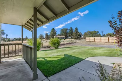 639 SE 10th Street, Madras, OR 97741 - Photo 3