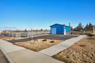 932 SE 4th Ct, Redmond, OR 97756 - Photo 1