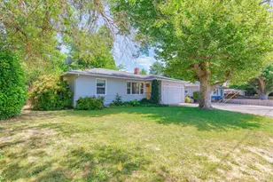 425 NE Baker Dr, Grants Pass, OR 97526 - Photo 1