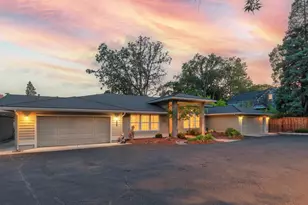 619 SE M St, Grants Pass, OR 97526 - Photo 3