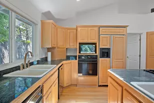 619 SE M St, Grants Pass, OR 97526 - Photo 19