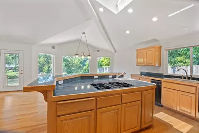 619 SE M Street, Grants Pass, OR 97526 - Photo 23