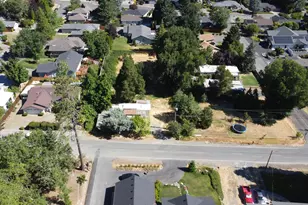 210 NW Woodbrook Dr, Grants Pass, OR 97526 - Photo 15