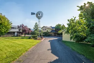 4050 Royal Crest Rd, Medford, OR 97504 - Photo 7