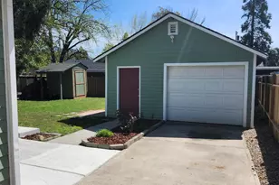 1011 SW I St, Grants Pass, OR 97526 - Photo 9