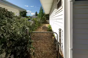 811 NE Clyde Pl, Grants Pass, OR 97526 - Photo 29