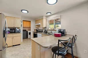 400 W 5th St, Phoenix, OR 97535 - Photo 5